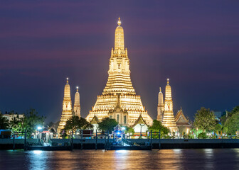 Fototapeta premium Pagoda at Wat Arun, a royal temple at Chaopraya river on twilight time, Bangkok, Thailand.