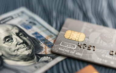 Hundreddollar bill on top of a credit card, cash vs credit