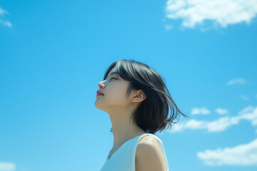 空と女性、夏、リラックス
