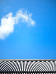 お寺の屋根瓦と青い空