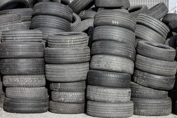 Obraz premium Piles of old rubber tyres, with worn out treads