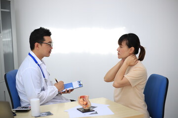 Obraz premium Male doctor with experience examining young pregnant women