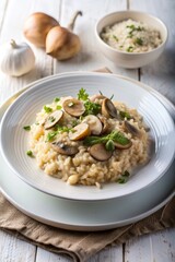 Risotto con setas y perejil servido en un plato blanco sobre una mesa de madera rústica con ajo y cebollas.