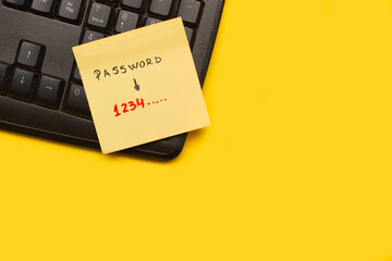 Un post it con la palabra contraseña junto a un teclado de ordenador sobre un fondo amarillo....