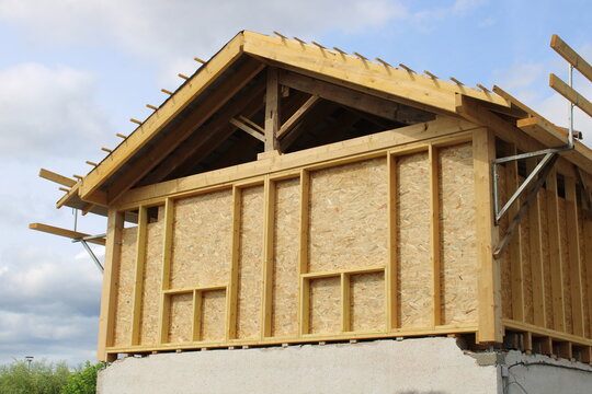 Sur&eacute;l&eacute;vation de maison, charpente en bois