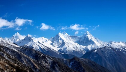 Fototapeta premium Panoramic view of snow-capped alpine peaks under a vast sky
