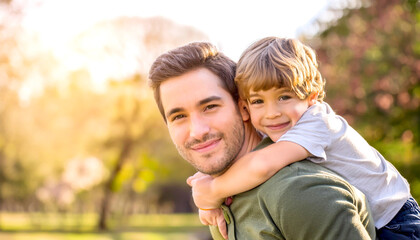 Fototapeta premium Vater hat Sohn auf den Schultern 