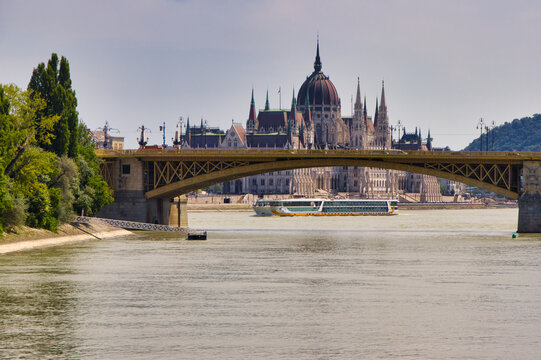 Budapest- Blick auf das Regierungsgeb&auml;ude durch Margaretenbr&uuml;cke hindurch