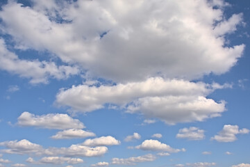 Obraz premium Blue sky with fluffy white cumulus clouds in summer 