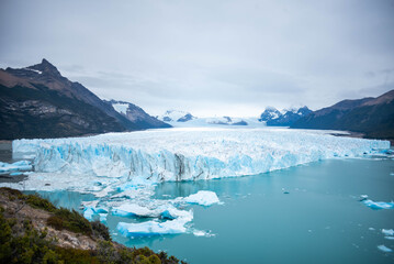 Naklejka premium Glaciar Perito Moreno, una de las maravillas naturales de la Patagonia Argentina en Santa Cruz. 