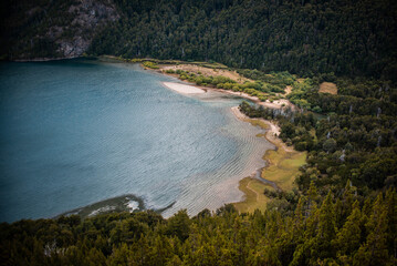 Paisajes increíbles del Parque Nacional Los Alerces en la Patagonia Argentina con vista de los...