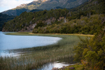 Paisajes increíbles del Parque Nacional Los Alerces en la Patagonia Argentina con vista de los...