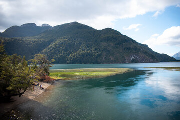 Paisajes increíbles del Parque Nacional Los Alerces en la Patagonia Argentina con vista de los...