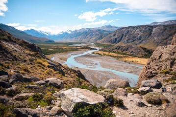 Paisajes de la Patagonia Argentina donde se pueden ver los caminos, las rutas y los senderos entre...