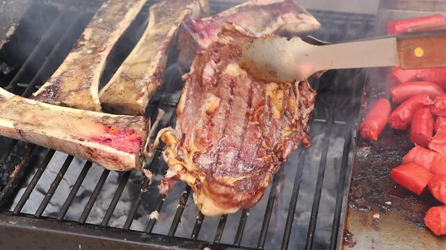 Corte de carne jugoso, esperando terminar de cocinarse en la parrilla