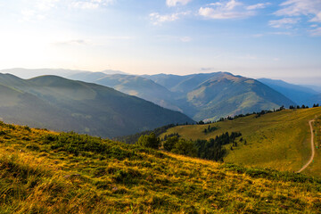 Vue vers le nord-ouest en été sur les montagnes des Pyrénées (vallée du Neste d’Oô) depuis la station de Luchon-Superbagnères