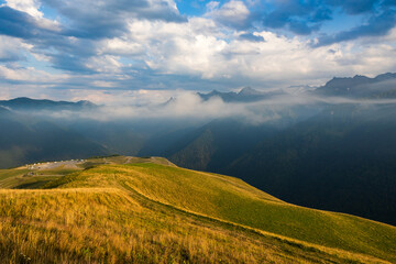 Vue vers le sud-ouest en été sur les montagnes des Pyrénées, dont le Pic de l’Aneto, depuis la station de Luchon-Superbagnères