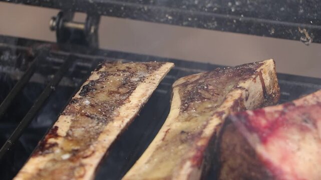 Tuetanos cocidos y jugosos listos para servir en la mesa