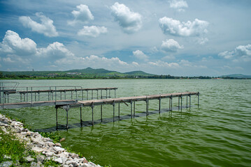 Fototapeta premium muelle, paisaje lago de cajititlan, cerro, jalisco, paisaje, panoramica, laguna, naturaleza, arboles, cuexcomatitlan, malecon, panoramica, nubes