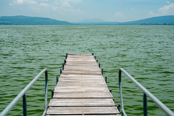 Naklejka premium muelle, paisaje lago de cajititlan, cerro, jalisco, paisaje, panoramica, laguna, naturaleza, arboles, cuexcomatitlan, malecon, panoramica, nubes