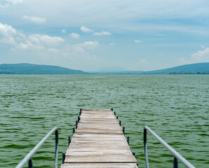 Fototapeta premium muelle, paisaje lago de cajititlan, cerro, jalisco, paisaje, panoramica, laguna, naturaleza, arboles, cuexcomatitlan, malecon, panoramica, nubes