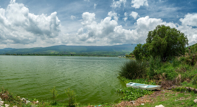 paisaje lago de cajititlan, lancha pescador, bote con remos, cerro, jalisco, paisaje, panoramica, laguna, naturaleza, arboles, cuexcomatitlan, malecon