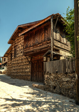 The "buttoned houses" found in the highest districts of Antalya above sea level represent the traditional residential architecture of a rural environment.