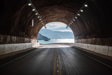 Tunel de Cacheuta con increíble vista del dique en Potrerillos, Mendoza, Argentina