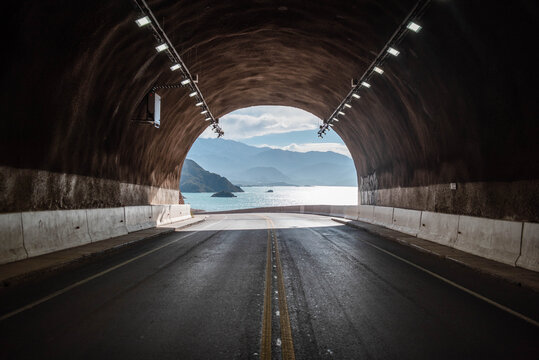 Fototapeta Tunel de Cacheuta con increíble vista del dique en Potrerillos, Mendoza, Argentina