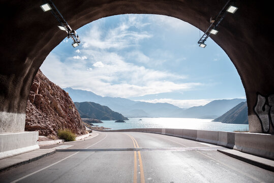 Tunel de Cacheuta con incre&iacute;ble vista del dique en Potrerillos, Mendoza, Argentina