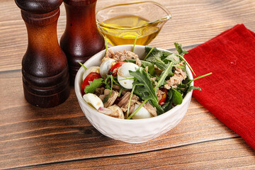 Salad with tuna, tomato, quail egg and arugula