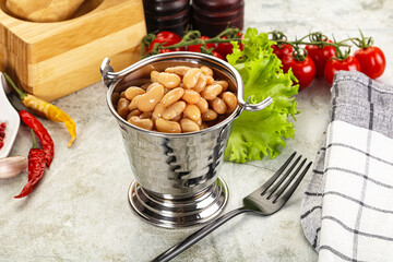 White canned beans in the bowl