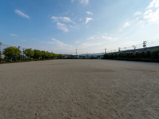 猛暑で無人になった公園の広場