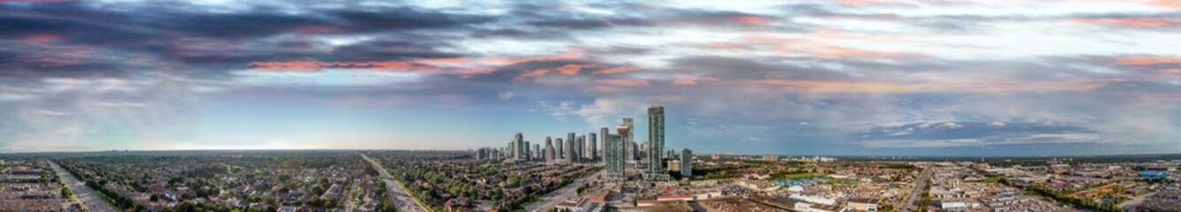 Obraz premium Aerial panoramic view of Chicago skyline from Millennium Park on a sunny summer day