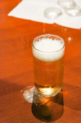 グラスに注がれてから時間が経って泡が半分くらい消えてしまったビール