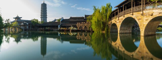 The scenery of Puyuan Ancient Town under the rising sun.