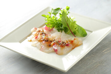 西洋料理の日本風アレンジの代表例の魚類のカルパッチョ
