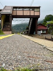 Naklejka premium 早朝の長野県奈良井宿駅の跨線橋と駅舎
