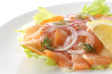 西洋料理の日本風アレンジの代表例の魚類のカルパッチョ