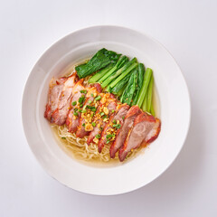 บะหมี่หมูแดง หมูกรอบ ผักลวก Red pork noodles, crispy pork, boiled vegetables