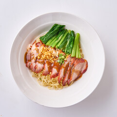 บะหมี่ หมูแดง ผัก กะเทียมเจียว น้ำราด