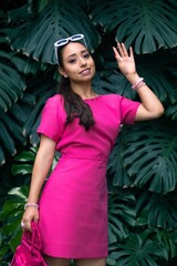 Mujer joven con vestido rosa en exteriores