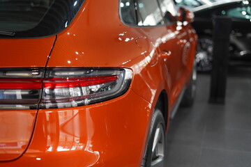 parte posterior de carro naranja.