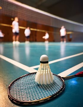 Una pista de b&aacute;dminton, con el foco en el material; deporte, ocio