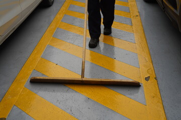 limpiando el piso del garaje en el taller de la industria automotriz Use un trapeador para limpiar el agua del piso de epoxi