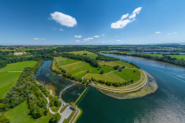 Ausblick den aufgestauten Lech bei Epfach in Oberbayern