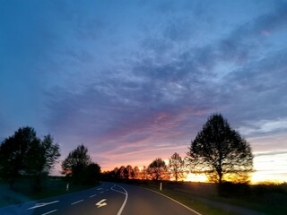 Straße in der Morgendämmerung