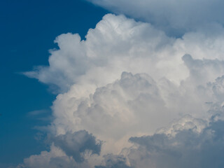 夏の青空と積乱雲の風景