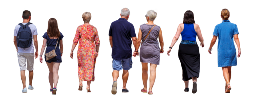 Groupe de sept personnes vues de dos marchant en été, tenues variées et décontractées, hommes et femmes de différents âges, démarche tranquille en extérieur