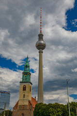 Obraz premium Berliner Fernsehturm – The Berlin TV Tower is located in Berlin's Mitte district, near Alexanderplatz, and with a height of 368 meters, it is the tallest building in Germany.